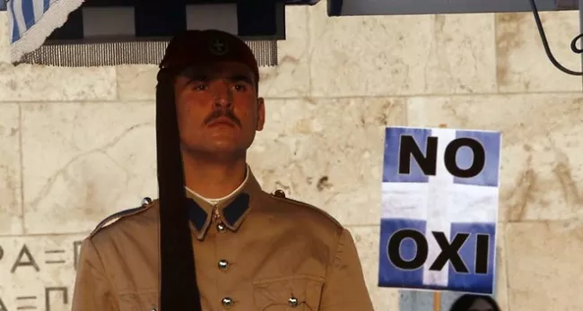 L'avance des partisans du "non" au référendum de dimanche a fondu dans les sondages depuis l'instauration du contrôle des capotiaux, passant de 57 % à 46 %. - Petros Karadjias/AP/SIPA


