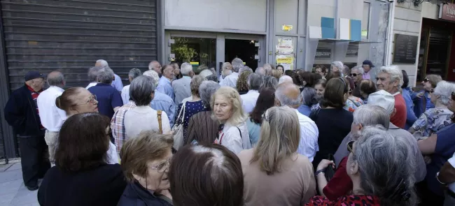 Avant même l'ouverture des banques, les files d'attente de retraités se constituent. Crédits photo : Thanassis Stavrakis/AP


