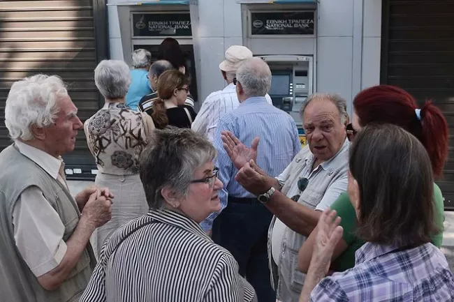 Les retraités font toujours la queue aux distributeurs - AFP


