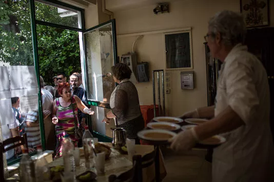 Soupe populaire distribuée par des bénévoles de l'Eglise orthodoxe, à Athènes.


