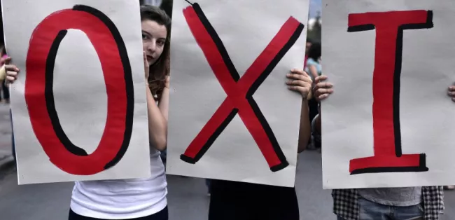 Des manifestants brandissent des pancartes "oxi" (non) en réaction au référendum, à Athènes le 28 juin 2015 (LOUISA GOULIAMAKI / AFP).



