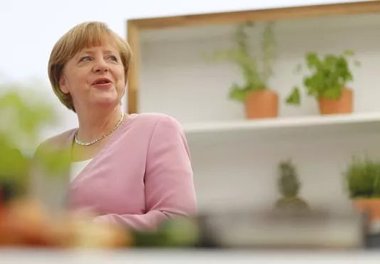 Avant même l'annonce des résultats officiels, François Hollande et la chancelière allemande, Angela Merkel, ont demandé la tenue d'un sommet de la zone euro .


