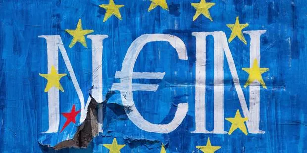 Référendum grec: l'euro baisse face au dollar après des résulats partiels.