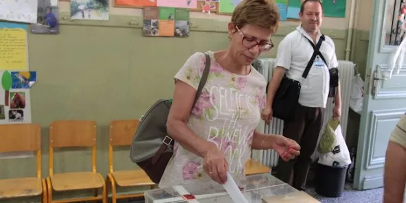 Davantage qu'un oui ou un non, ce sont deux visions de l'Union européenne qui s'expriment ce jour, dans cette école transformée en salle de vote, à proximité de la place Syntagma, dans la rue touristique Andrianou. (Crédits : Maxime Hanssen)



