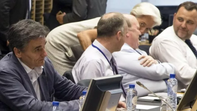 Tout à gauche, le nouveau ministre des Finances Euclide Tsakalotos avant le début de la réunion de l'Eurogroupe, le 11 juillet 2015. Crédits photo : Michel Euler/AP


