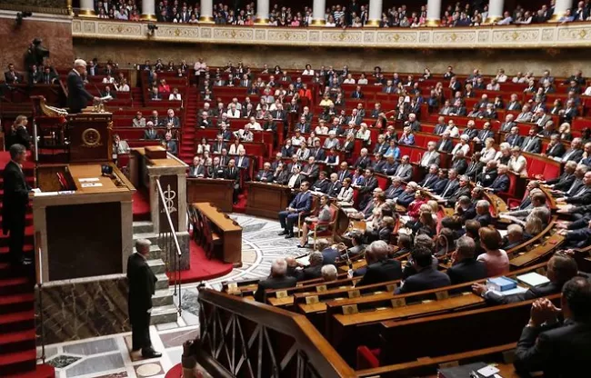 Les membres de l'Assemblée nationale doivent se prononcer cet après-midi sur le nouveau plan d'aide à la Grèce lors d'un vote dont l'issue ne fait pas de doute. - AFP PHOTO / POOL / IAN LANGSDON


