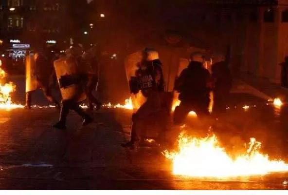 Des heurts ont éclaté sur la place Syntagma d'Athènes - @il_pucciarelli


