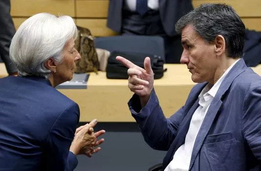 Le FMI pourrait amener, dans le troisième plan d'aide à la Grèce, les 16 milliards d'euros qui lui restent à verser dans le cadre de son propre programme d'aide au pays (qui s'achève en mars 2016), plus quelque 10 milliards selon des sources bruxelloises.


