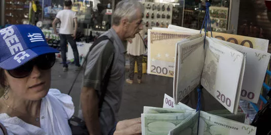 Au total, les hausses de taxes et baisses de dépenses publiques prévues dans les contreparties au plan d'aide à la Grèce représentent une contraction budgétaire de plus de 6 milliards d'euros en 2015 et 2016, soit 3,4 % du produit intérieur brut (PIB).


