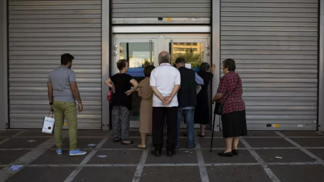 Les banques sont fermées depuis le 29 juin dans le pays. Crédits photo : Emilio Morenatti/AP


