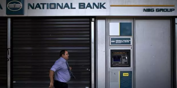 Grèce: les banques rouvrent, la hausse de TVA entre en vigueur.