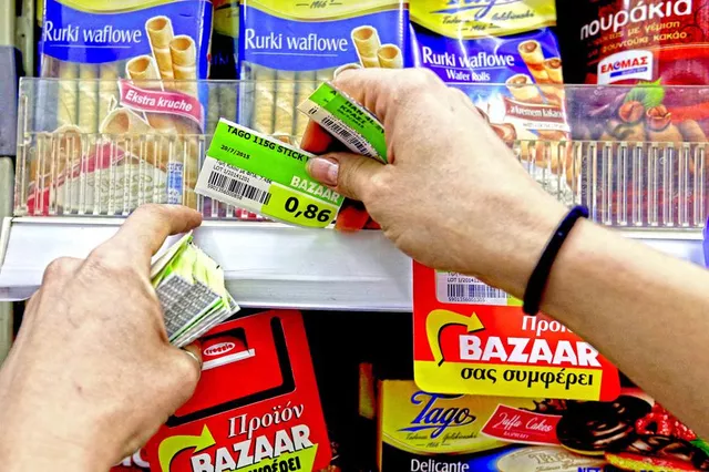 C'est le séisme de l'augmentation de la TVA qui a réveillé les Grecs lundi matin. Il faut changer tous les prix... Image: AP


