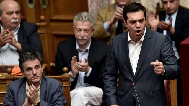 Le Premier ministre grec Alexis Tsipras (d) s'adresse aux députés, au Parlement grec à Athènes, le 15 juillet 2015


