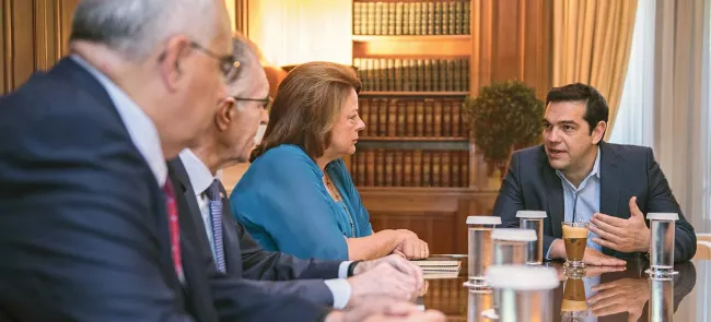Alexis Tsipras a reçu, mercredi 22 juillet 2015, Louka Katseli, présidente de l'Association bancaire grecque, ainsi que les membres de son conseil d'administration Crédits photo : HANDOUT/REUTERS


