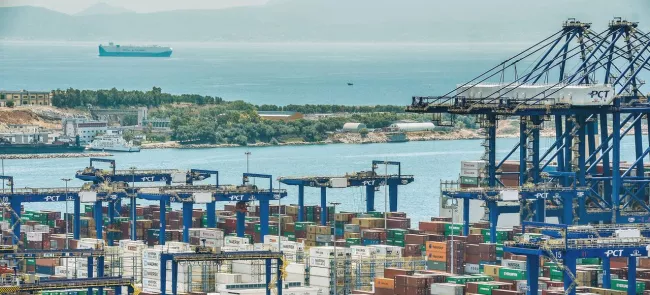 Les containers s'accumulent sur le port du Pirée depuis la mise en place du contrôle des capitaux dans le pays. Crédits photo : ANDREAS SOLARO/AFP



