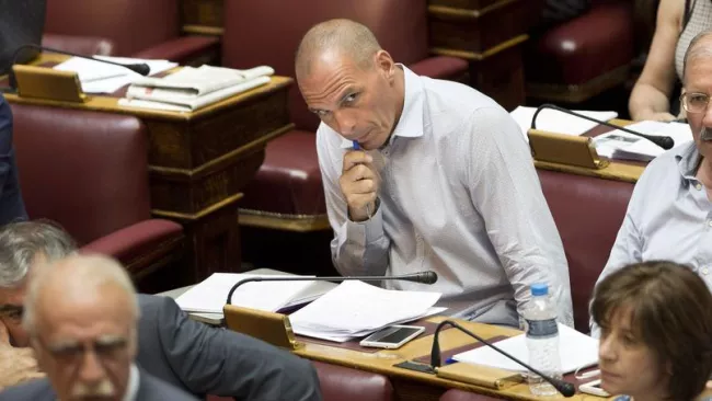 Yanis Varoufakis, lors d'une session au Parlement grec. Crédits photo : Petros Giannakouris/AP


