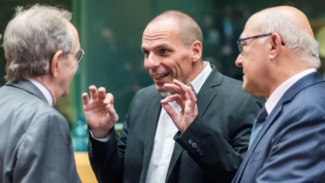 Yanis Varoufakis tombe dans les bras de son successeur, Euclide Tsakalotos. Crédits photo : Geert Vanden Wijngaert/AP


