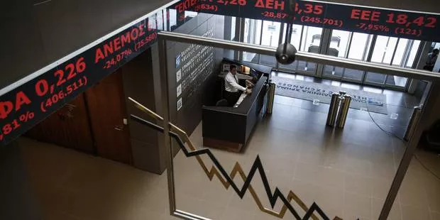 Grèce: la Bourse d'Athènes termine sur une chute historique.