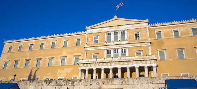 Le parlement grec à Athènes. En cas de renégociation, l'État grec commencerait à payer les intérêts sur ses emprunts et à rembourser le capital vingt ans après la date prévue. Crédits photo : Ton Koene/Picture-Alliance/AFP


