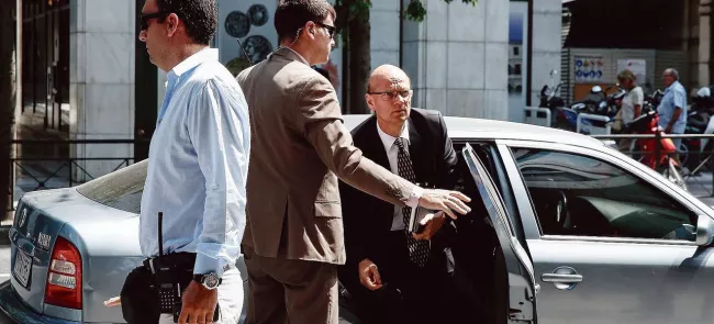 Le représentant de la Banque centrale européenne, Rasmus Ruffer, arrive au ministère du travail grec à Athènes, lundi 3 août. Crédits photo : Yorgos Karahalis/AP


