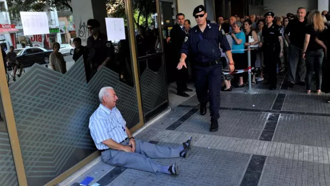 Les Grecs ne peuvent retirer que 420 euros par semaine. Crédits photo : SAKIS MITROLIDIS/AFP



