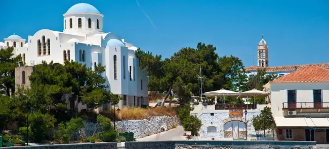 Le centre du village, dominé par le clocher ajouré de la cathédrale Agios-Nikolaos autour de laquelle s'épanouissent les demeures des patrons de jadis. Crédits photo : © imageBROKER / Hemis/Alamy


