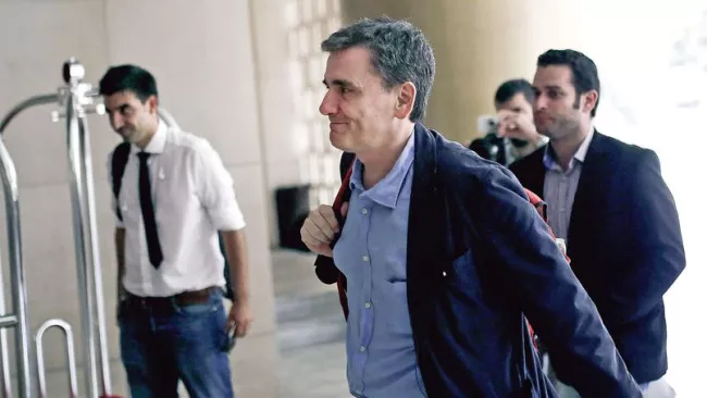 Euclid Tsakalotos, ministre grec des Finances, à son arrivée dimanche dans un hôtel d'Athènes pour une réunion avec des représentants du FMI. Crédits photo : ANGELOS TZORTZINIS/AFP


