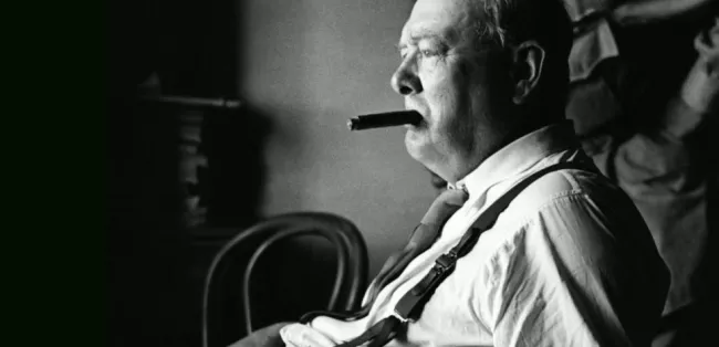 Portrait de Winston Churchill, en août 1944. Il observe un assaut contre des positions ennemies près de Florence, en Italie. (AFP / IMPERIAL WAR MUSEUM)


