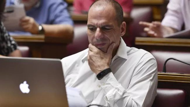 Yanis Varoufakis affiche son scepticisme face au plan d'aide négocié par la Grèce. Crédits photo : LOUISA GOULIAMAKI/AFP


