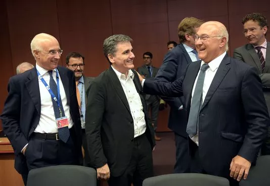 De gauche à droite : Vincenzo La Via, le directeur du trésor italien, Euclide Tsakalotos, le ministre des finances de la Grèce, et Michel Sapin, le ministre des finances de la France, le 14 août à Bruxelles.


