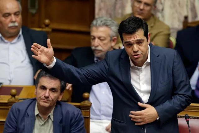 Le Premier ministre grec Alexis Tsipras au parlement grec. Un vote sur le plan d'aide doit avoir lieu cette nuit. Image: Keystone


