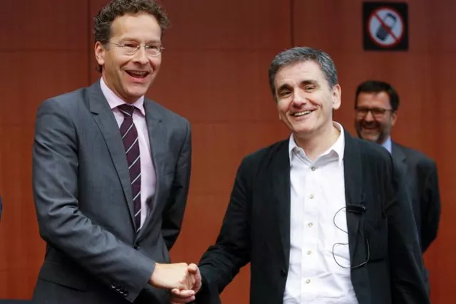 Le ministre grec des finances Euclid Tsakalotos à Bruxelles, avec le président de l'Eurogroupe, le Néerlandais Jeroen Dijsselbloem (Vendredi 14 août 2015) Image: Keystone


