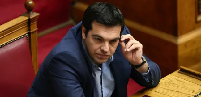 Alexis Tsipras durant la nuit du 23 juillet au Parlement. (LOUISA GOULIAMAKI / AFP)


