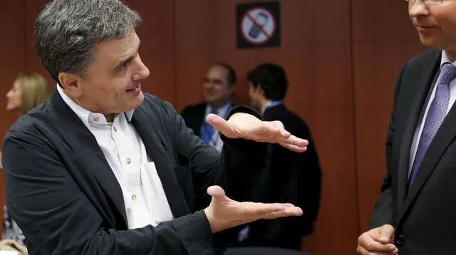 Le ministre des Finances grec Euclides Tsakalotos en discussion avec le vice-président de la Commission européenne Valdis Dombrovskis, le 14 août 2015.


