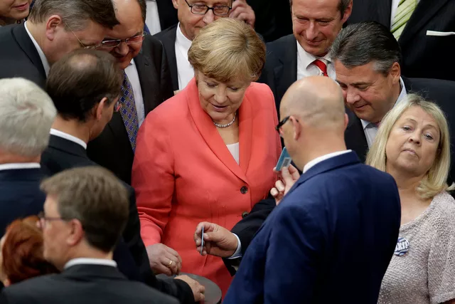 Ce vote aura valeur de test de la cohésion de la majorité dont dispose la chancelière Angela Merkel au Bundestag(en tailleur rose) Image: Keystone


