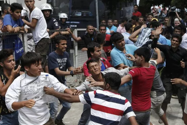 Devant le principal poste de police de l'île, fermée en ce 15 août, une cinquantaine de migrants arrivés d'Afghanistan, du Pakistan et d'Iran qui espéraient obtenir des papiers, en sont venus aux mains. Image: Reuters


