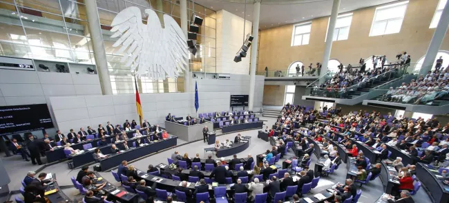 Le 17 juillet au Bundestag, les députés allemands avaient largement approuvé le principe d'un troisième plan d'aide à la Grèce. Crédits photo : AXEL SCHMIDT/REUTERS


