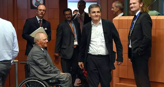 Wolfgang Schäuble, ministre des Finances allemand (à gauche), et Euclide Tsakalotos (à droite), ministre des Finances grec, lors de la réunion exceptionnelle de l'Eurogroupe, qui s'est tenue le 14 août 2015, à Bruxelles. - Emmanuel Dunand/AFP



