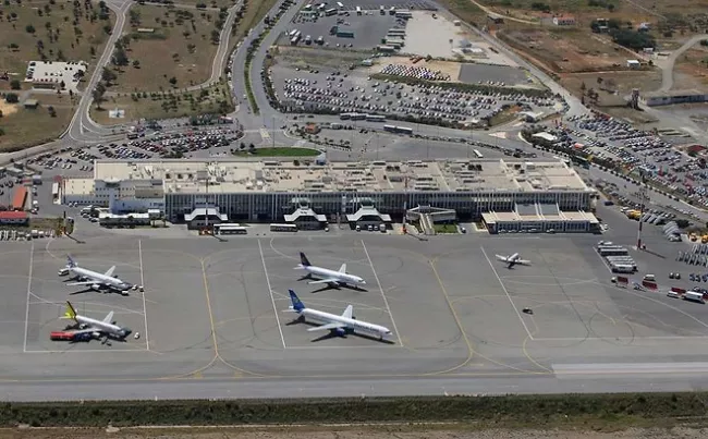 Le gouvernement grec a officialisé, mardi, la cession des 14 aéroports régionaux au consortium allemand Fraport-Slentel pour 1,23 milliard d'euros - AFP


