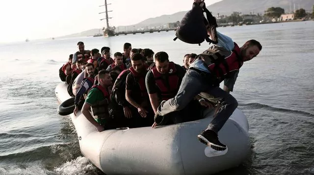 Des migrants arrivent sur l'île de Kos à bord d'un bateau, le 14 août 2015 en Grèce


