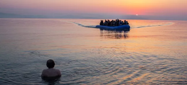 Chaque jour, quelque 200 migrants débarquent clandestinement sur l'île grecque de Kos, l'une des plus belles et des plus touristiques du Dodécanèse. La plupart d'entre eux sont syriens, comme ces femmes et ces hommes tassés à bord d'un zodiac, aux premières heures du 7 juin 2015. Crédits photo : Olivier JOBARD


