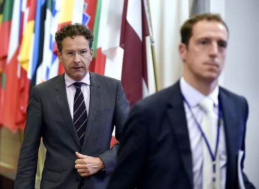 Jeroen Dijsselbloem (gauche), président de l'Eurogroupe, espère que les élections auront lieu "relativement vite afin que la Grèce puisse, comme prévu, prendre des décisions importantes en octobre".


