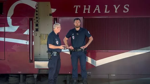 Des policiers près d'un train Thalys dans la gare d'Arras le 22 août.



