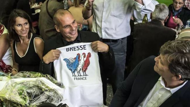 Yanis Varoufakis entouré d'Aurélie Filippetti et Arnaud Montebourg, lors du banquet de la Fête de la rose, dimanche à Frangy-en-Bresse (Saône-et-Loire). Crédits photo : JEAN-PHILIPPE KSIAZEK/AFP


