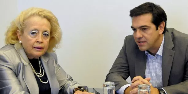 La nouvelle Premier ministre grecque Vassiliki Thanou, ici à côté de son prédéceseur, a été promue juge de la Cour suprême en 2008. (Crédits : REUTERS/Evi Fylaktou/Eurokinissi)


