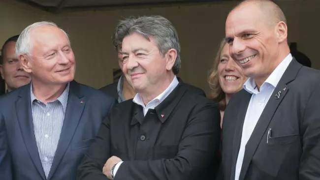 Jean-Luc Mélenchon posant à la fête de l'Humanité entre Oskar Lafontaine, du parti allemand Die Linke, et Yanis Varoufakis, ex-ministre des Finances grec. Crédits photo : JACQUES DEMARTHON/AFP


