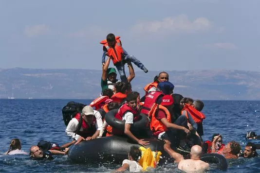 Des migrants à bord d'un canot de fortune aux abords de l'île de Lesbos, le 13 septembre.



