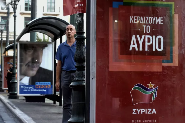 Abribus athénien orné, pour le scrutin de dimanche 20 septembre, d'affiches électorales de Syriza (à dr.) et de Nouvelle Démocratie (à g.). Image: ARIS MESSINIS/AFP


