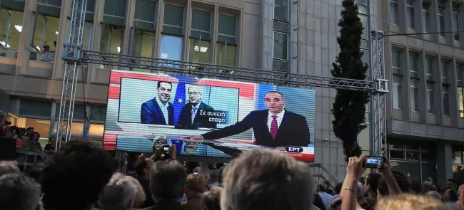 À Athènes, devant le siège de l'ERT,  le 21 juin 2015, une foule de supporteurs d'Alexis Tsipras attend le retour des trois chaînes sur les écrans de télévision. Crédits photo : SIMELA PANTZARTZI/EPA/MAXPPP


