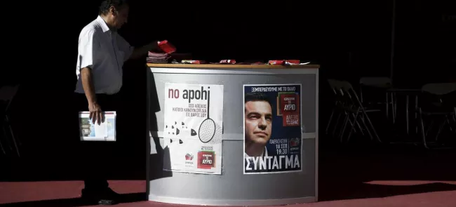 Un homme regarde les tracts posés sur le kiosque électoral du parti Syriza, vendredi à Athènes. Crédits photo : ALKIS KONSTANTINIDIS/REUTERS


